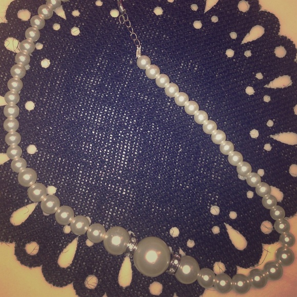 Chunky pearl necklace