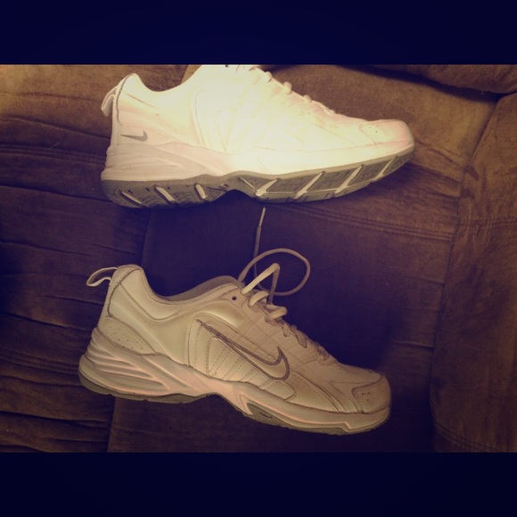 Sz 9 Nike tennis shoes