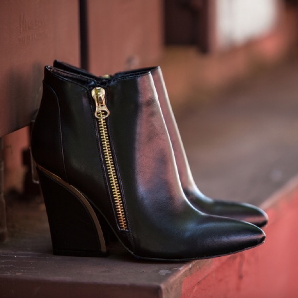 BNIB Get Funky with this unique Bootie Heel - Picture 3 of 4