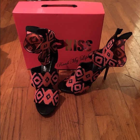 Red Kiss Tribal print heels