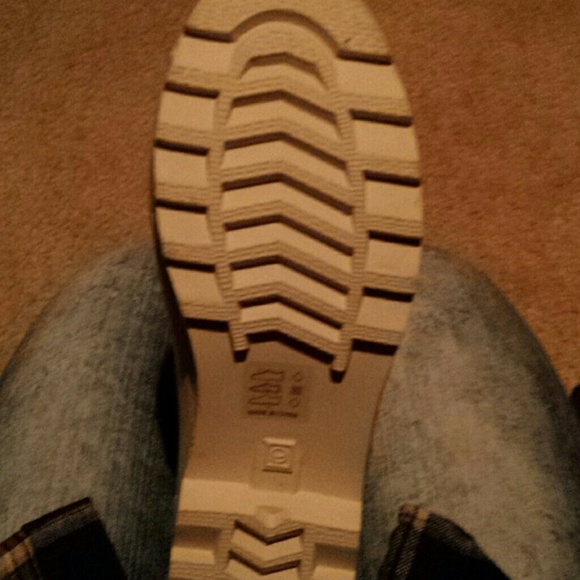 Dizzy Rain Boots - Picture 2 of 4