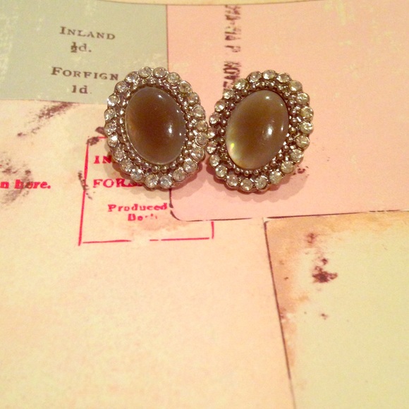 🎉💎HP💎🎉 Vintage style gray rhinestone earrings