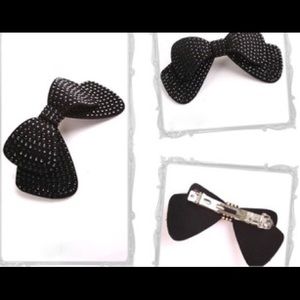 Super cute black bow clip.