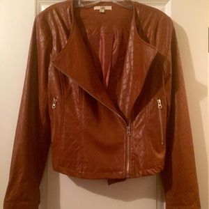 Ya faux leather jacket 🍂🍗🍂 Stay warm in style!