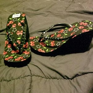 Skull Cherry Wedge Flip-flops