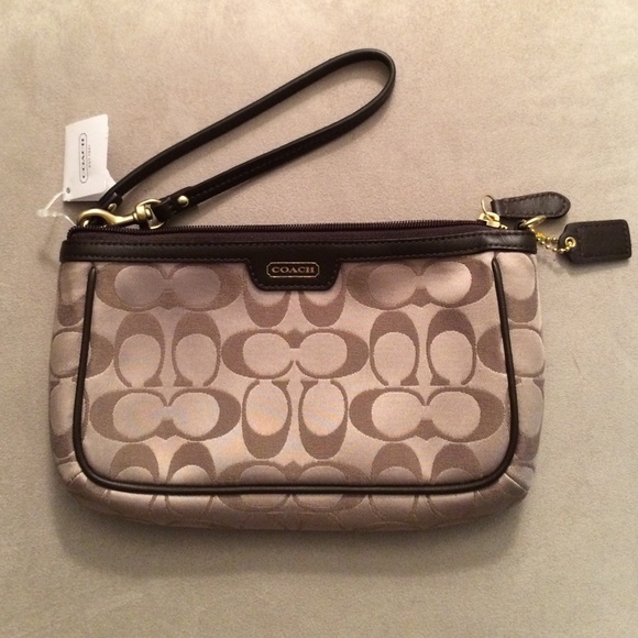 Coach Handbags - 💗SALE💗NWT Coach Signature XL Wristlet/Clutch