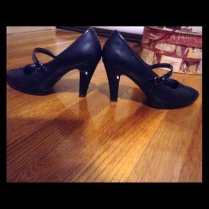 Comfortable black heels with strap