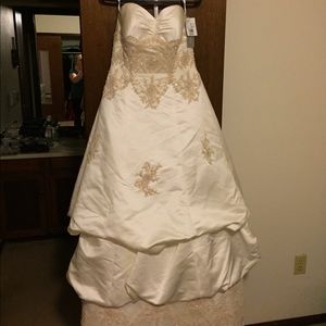 Oleg Cassini Wedding Dress