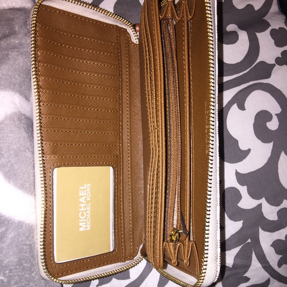 Clutches_&_Wristlets