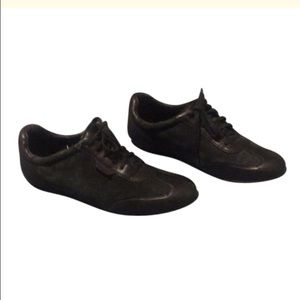 Ladies casual gym shoe