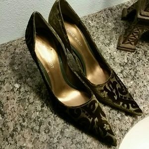 Nine West velvet pumps
