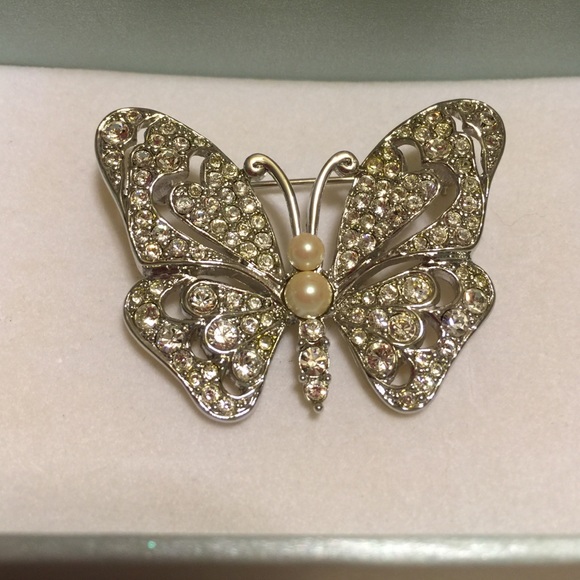 Monet Jewelry - VINTAGE MONET RHINESTONE BUTTERFLY PEARL BROOCH
