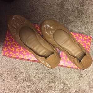 Great tan flats. Only wore them once.