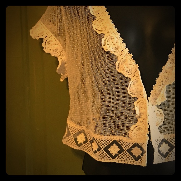 Ecru vintage style lace shell