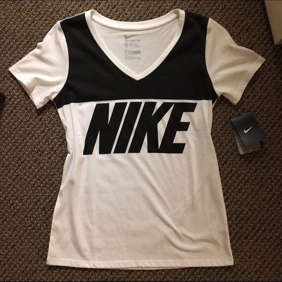 NWT Women's Nike Shirt - Picture 1 of 4