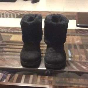 Black fur boots