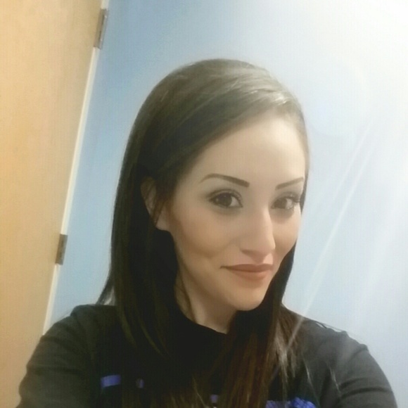 Meet your Posher, Nicole - Picture 1 of 1