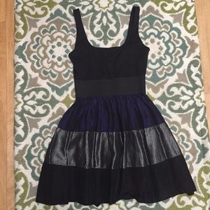 Cute dress, perfect for the holidays! 👗🎁