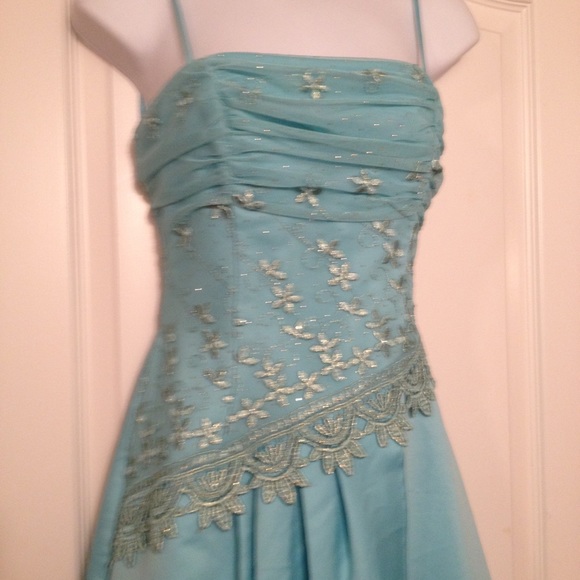 Most beautiful gown ever! - Picture 2 of 4