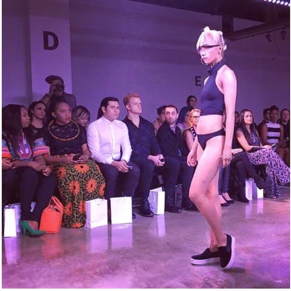 ✨🌚MEET YOUR POSH SELLER MELODY G 🌚✨ - Picture 4 of 4