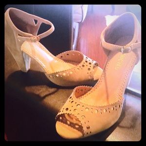 ✨✨Beautiful light brown suede heels✨✨