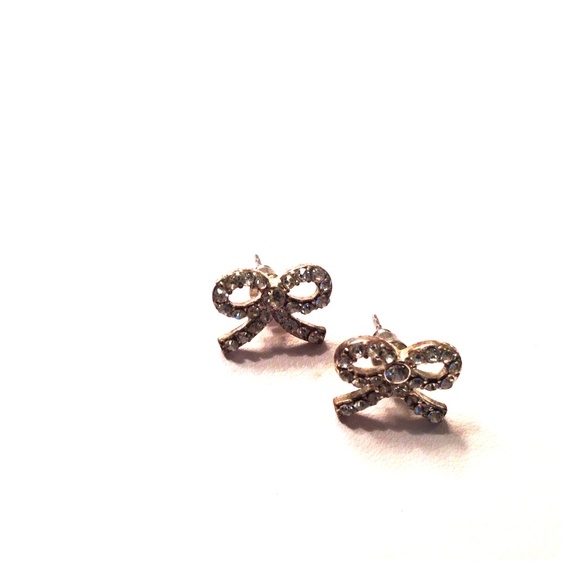 Earrings.  Silver tone bow. - Picture 1 of 1