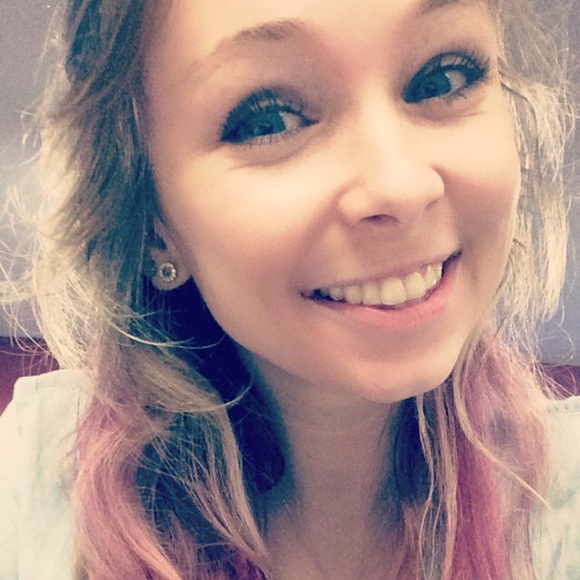 Meet your Posher, Elise - Picture 1 of 3