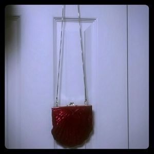 Flapper style conch shell purse