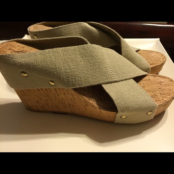 SOLD***Lucky Brand sandals! Never been used. - Picture 1 of 3