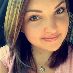 Meet your Posher, Caitlin