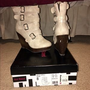 Not Rated short boot on wedge w faux fur