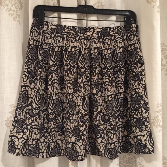 Hinge skirt
