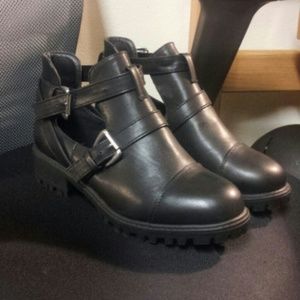 Trendy Black Boots!