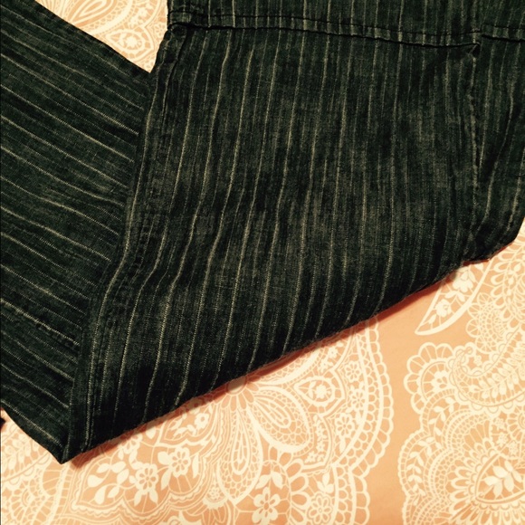 Fresh wear from the buckle. Loose fit with flare - Picture 2 of 4