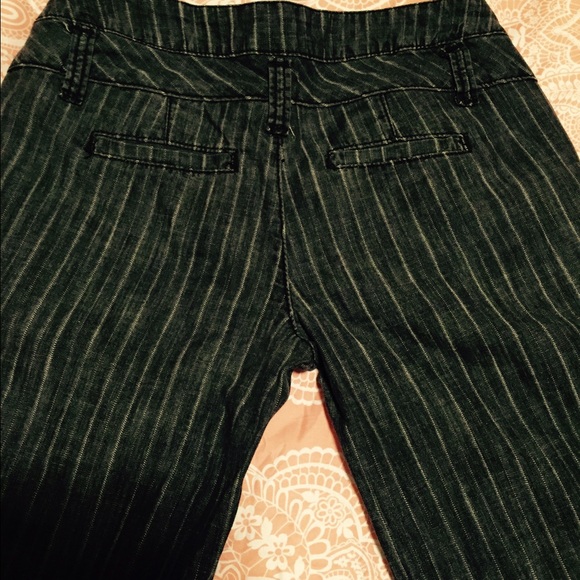 Fresh wear from the buckle. Loose fit with flare - Picture 3 of 4