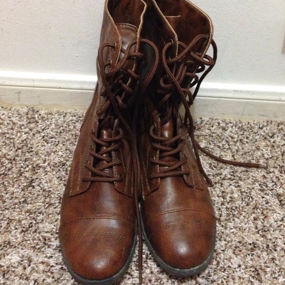 Size 8 1/2 brown lace up boots