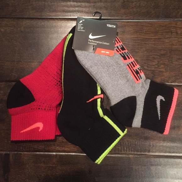 ❤️NEW!!!❤️ Nike 3 pairs in a pack. Quarter Youth Size 5y-7y.