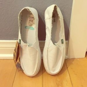 NEW WITH TAGS Sanuk White Slip Ons
