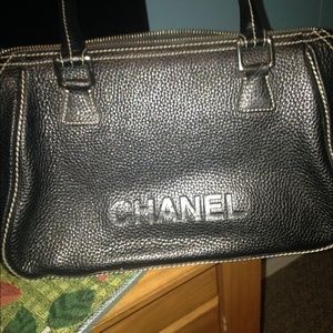 Black leather Chanel handbag ( Authentic)