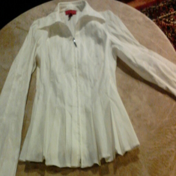 Beautiful white shirt pleated with zipper