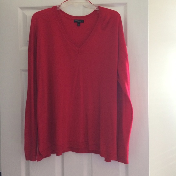 🚫 sold in bundle 🚫 Red sweater v neck