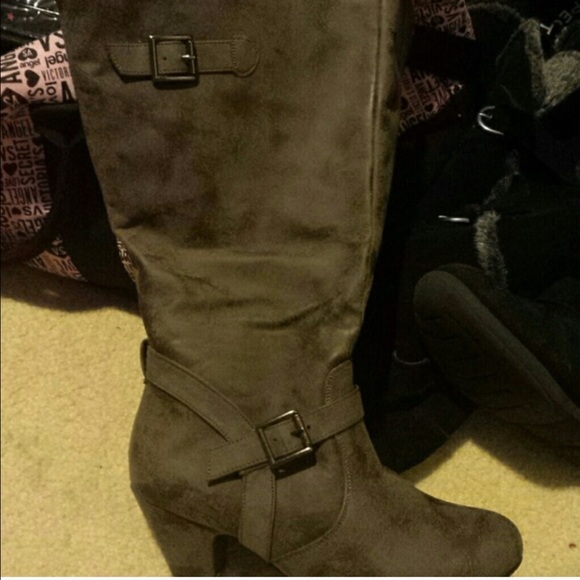 Brand new 8.5 grey boots
