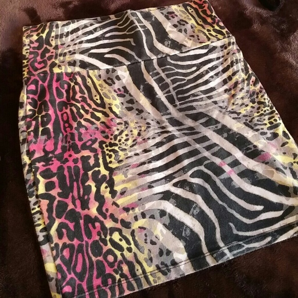 Short pencil skirt
