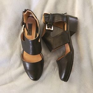 NWOT Deena & Ozzy Cutout Booties