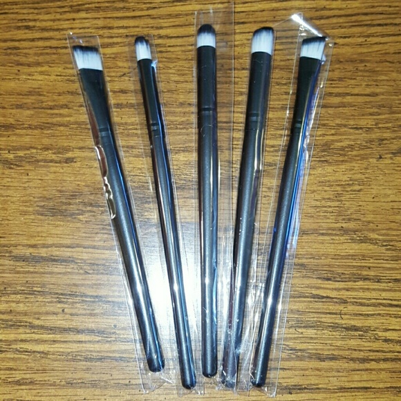 Medium Sized Eye Shadow Brushes