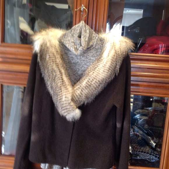 100% 2ply Cashmere sweater with  fox  collar. - Picture 2 of 3