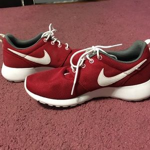 Red nike roshe !! Brand new !!!