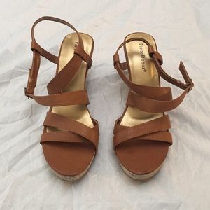 Pierre Dumas brown strapped wedges👡