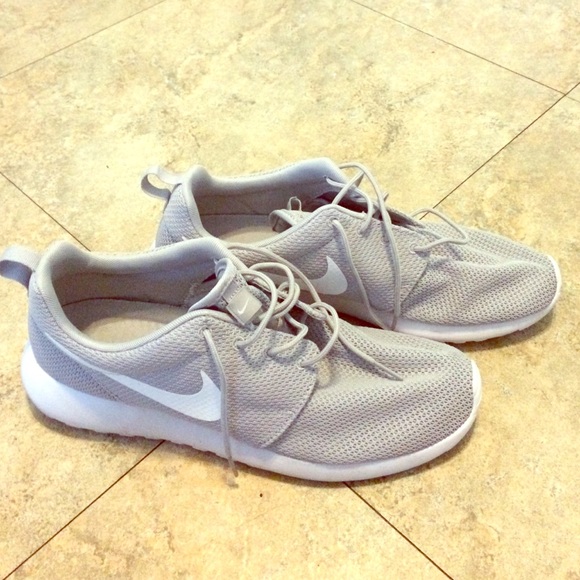 Light grey men's Nike roshes.