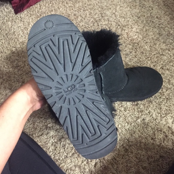 SOLD ✖️ Black Bailey Bow Short Ugg Boots - Picture 2 of 4